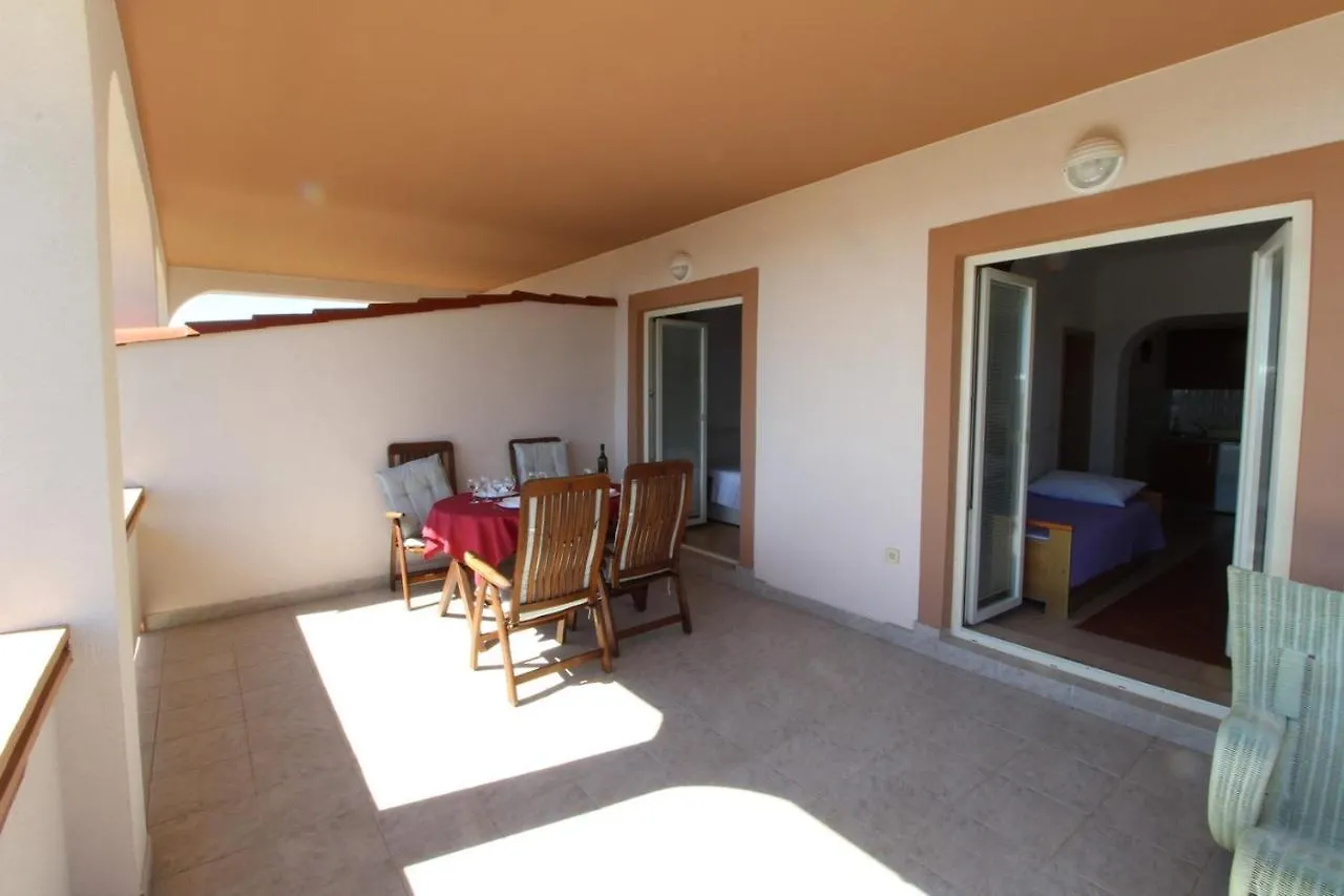Guest house Apartments Karas On The Island Of Pag Mandre