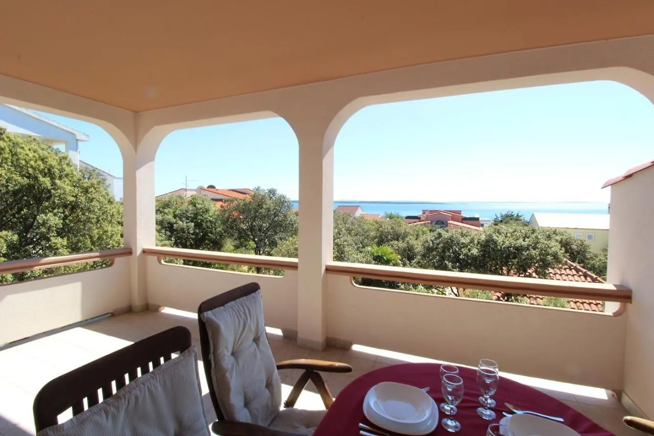Apartments Karas On The Island Of Pag 만드레