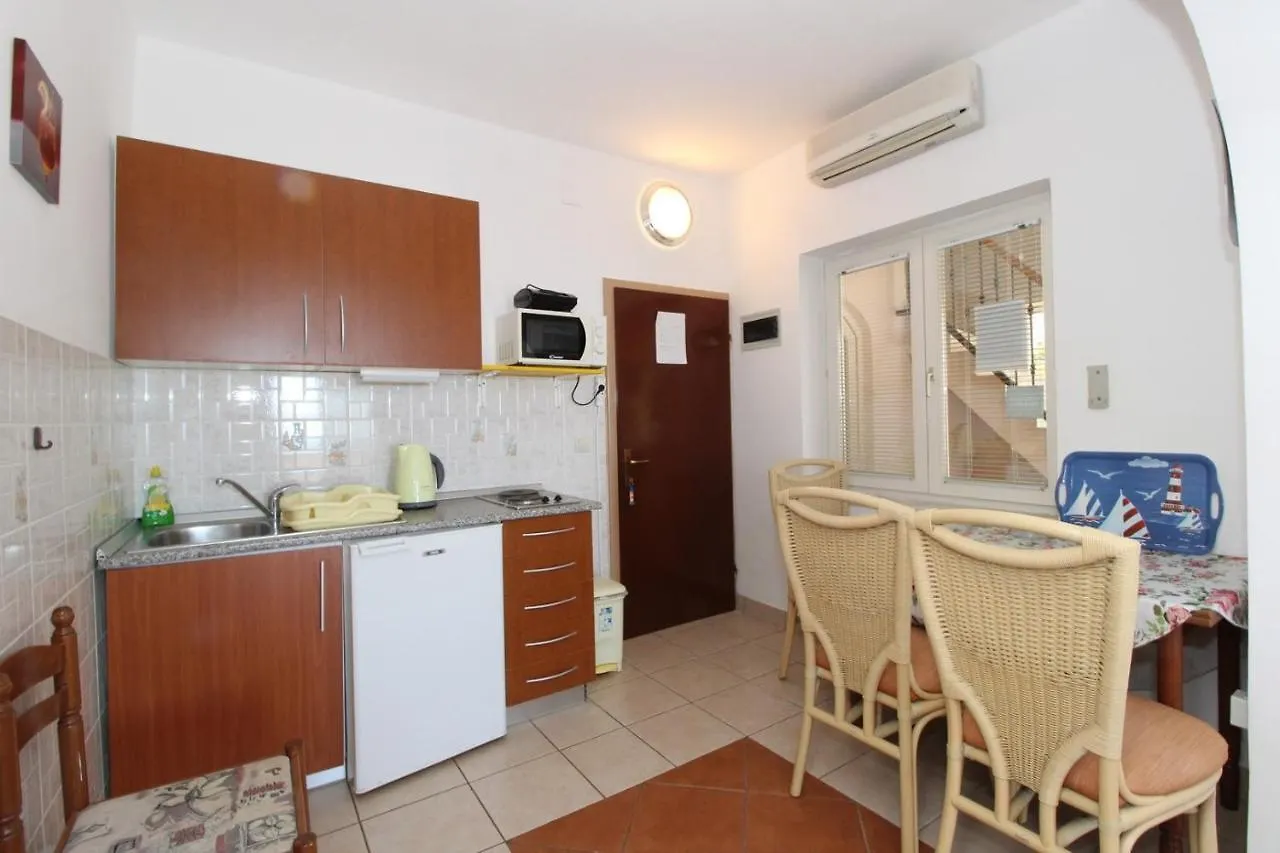 Guest house Apartments Karas On The Island Of Pag Mandre Croatia