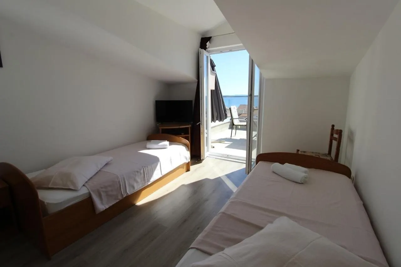 Guest house Apartments Karas On The Island Of Pag Mandre