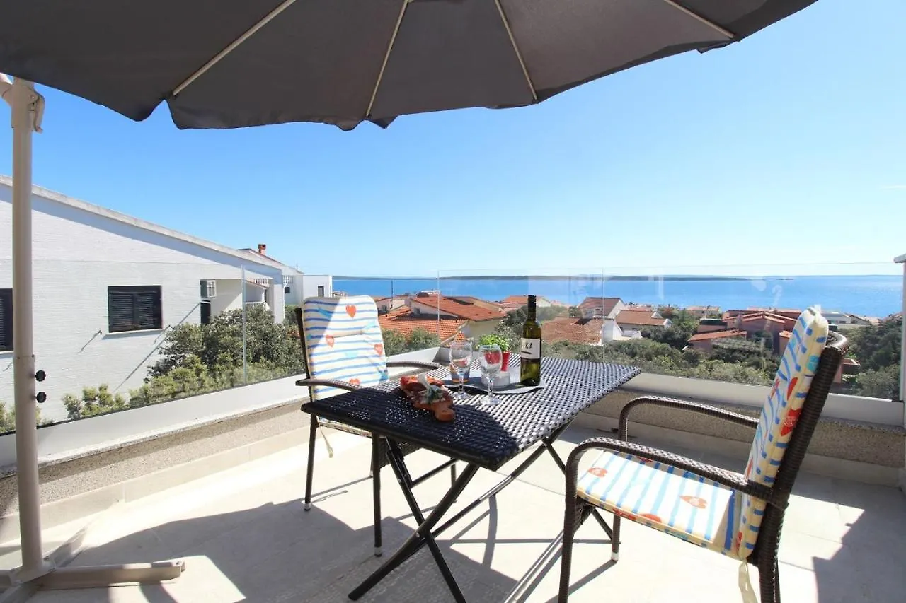 Apartments Karas On The Island Of Pag 만드레