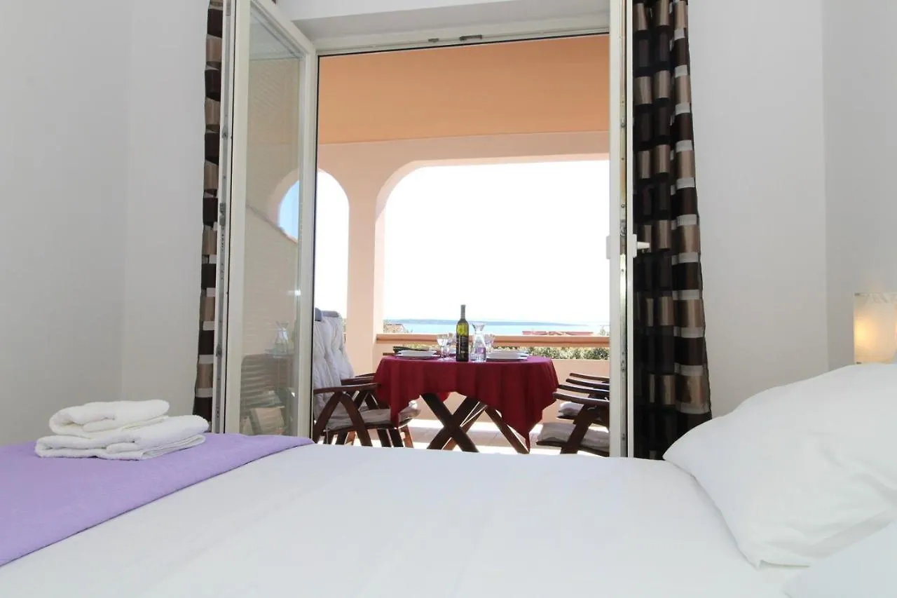 Guest house Apartments Karas On The Island Of Pag Mandre