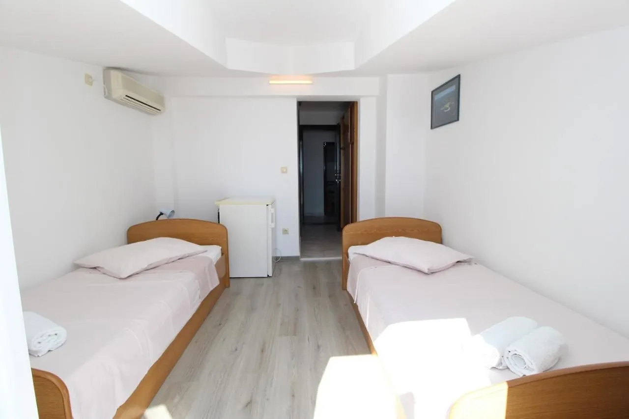 Guest house Apartments Karas On The Island Of Pag Mandre